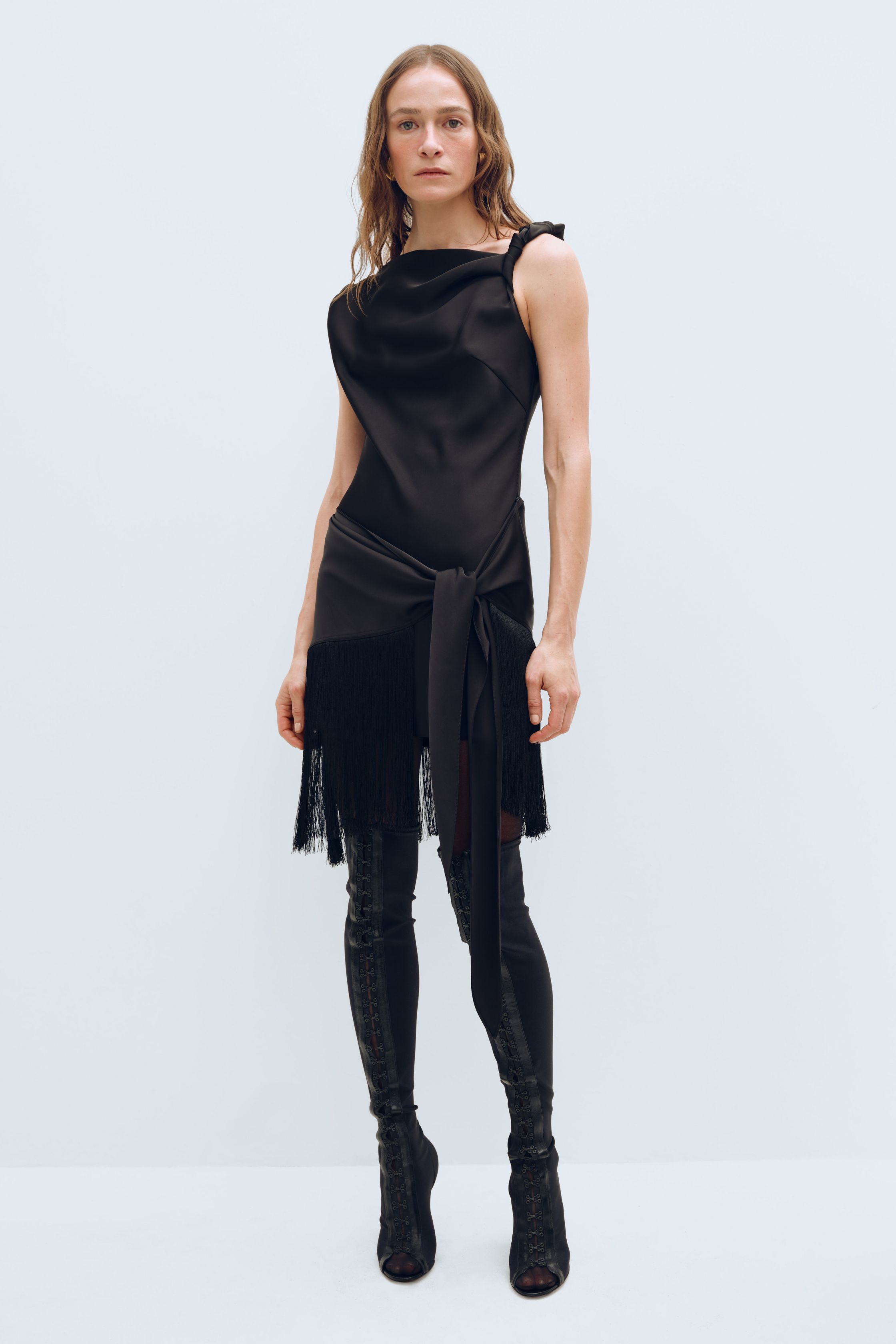 Anna October 2026秋冬展现了女性身体曲线的柔软叙事：酒红色束腰长裙、贴身褶皱连衣裙、流动丝质礼服与简洁高领造型交织，呈现出性感与克制之间的平衡。设计师以极简背景突出衣服本身的线条语言，通过褶皱、垂坠和收腰结构强调女性身体的优雅比例。整场系列没有过度装饰，却在面料与剪裁中释放出细腻情绪，让浪漫主义在当代极简语境下重新焕发生命力-顽石频道趋势研究